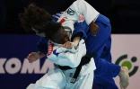 Clarisse Agbegnenou soulève la Japonaise Miku Tashiro en finale des -63 kg aux Mondiaux de Tokyo, le 28 août 2019