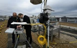 Olivier Laurent chercheur au Laboratoire des Sciences du Climat et de l'Environnement et Fouzi Benkhelifa, patron de Origins.earth, installent un détecteur de CO2 sur les toits de l'université Jussieu à Paris, le 20 octobre 2019