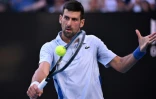 Le Serbe Novak Djokovic contre l'Américain Taylor Fritz en quart de finale de l'Open d'Australie le 23 janvier 2024 à Melbourne