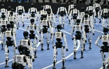 Des robots humanoïdes recueillis après l'ouverture des World Humanoid Robot Games à Pékin le 22 août 2026