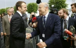 Emmanuel Macron et Alain Juppé se saluent lors du salon Eurosatory, le 16 juin 2016 à Villepinte (Seine-Saint-Denis)