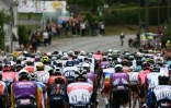 Le peloton du Tour de France encadré par des spectateurs lors de la première étape reliant Brest à Landerneau, le 26 juin 2021 