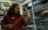 L'alpiniste népalaise Pema Diki Sherpa examine un pic à glace dans un magasin à Katmandou, le 14 avril 2016