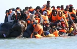 Des migrants montent à bord d'une embarcation de passeurs pour tenter de traverser la Manche au large de la plage de Gravelines, dans le nord de la France, le 29 juillet 2026