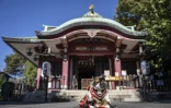 Un chat vêtu d’un kimono est assis au sanctuaire Ichigaya Kamegaoka Hachimangu à Tokyo, le 31 octobre 2026