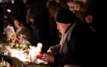 Des personnes se reccueillent en hommage aux victimes des attentats revendiqués par le groupe jihadiste Etat islamique, le 14 novembre 2015 à Paris