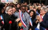 Le nouveau maire de Saint-Denis, Bally Bagayoko (C), aux côtés de l'Insoumis Jean-Luc Mélenchon (G) lors d'un rassemblement contre le racisme, le 4 avril 2026 à Saint-Denis 