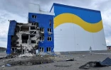 Cette photographie publiĂ©e par l'opĂ©rateur nuclĂ©aire ukrainien Energoatom le 7 juin 2026 montre les dĂ©gĂąts causĂ©s aprĂšs une frappe de drone russe le mĂȘme jour sur un bĂątiment de stockage dans la zone d'exclusion de Tchernobyl, selon Kiev