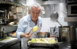 Le chef Alain Passard pose dans son restaurant l'Arpège à Paris où il sert désormais une cuisine exclusivement végétale, le 22 juillet 2025