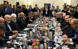 Le président iranien Hassan Rohani (3e g) et son ministre des Affaires étrangères, Mohammad Javad Zarif, rencontre le ministre de l'Economie Emmanuel Macron (2e d) et le président du Medef, Pierre Gattaz (3e g) et le ministre des Affaires étrangères Laurent Fabius (4e d), le 27 janvier 2016 à Paris