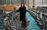Anna Hidalgo pose sur fond de nouveaux vélos électrique à Paris, le 10 décembre 2017