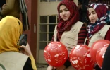 Des membres de l'association Génération Renaissance distribue des ballons pour la Saint-Valentin dans une école à Mossoul le 14 février 2017