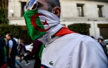 Manifestant  portant un drapeau algérien en guise de masque, pendant les manifestations à Alger contre un nouveau mandat du président  Bouteflika, le 1er mars 2019   
