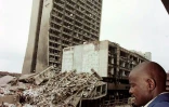 Devant l'ambassade américaine à Nairobi, au lendemain de l'attentat du 7 août 1998 qui a fait 213 morts et plus de 4.000 blessés