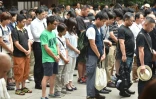 Une foule de Japonais viennent prier au sanctuaire patriotique Yasukuni de Tokyo, le 15 août 2016