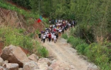 Des membres de l'ethnie Pradawng manifestent contre le projet d'extraire du plomb sur leurs terres lors d'un rassemblement à Pekon, dans l'Etat Shan, le 2 mai 2025 en Birmanie