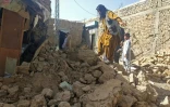 Des habitants sur les débris de leurs maisons qui se sont effondrées lors d'un séisme de magnitude 5,9 dans le secteur d'Harnai au Pakistan, le 7 octobre 2021