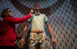 Une employée du musée Grévin ajoute la touche finale à la statue de Stromae