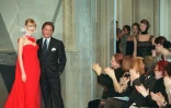 Claudia Schiffer et Valentino applaudis à l'issue du défilé du couturier, le 18 janvier 1997 à Paris, dans le cadre des collections de haute-couture printemps/été 1998.