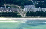 Vue aérienne de deux blocs du complexe nazi de Prora peu à peu transformés en appartements privés de luxe, le 18 août 2016, sur l'île de Rügen dans la mer Baltique
