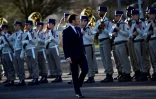 Emmanuel Macron passe en revue les troupes du 5e régiment d'hélicoptères de combat de Pau, le 13 janvier 2020