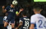 Le capitaine parisien Marquinhos fait une tête contre Troyes, le 8 mai 2022 au Parc des Princes