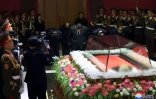 Le dirigeant nord-coréen Kim Jong Un s'incline devant la dépouille de l'ancien chef de la propagande Kim Ki Nam, le 8 mai 2024 à Pyongyang