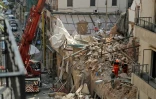 Des secouristes fouillent les décombres d'un bâtiment dans un quartier sinistré de Beyrouth le 4 septembre 2020