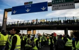 Des "gilets jaunes" bloquent l'autoroute A6 à Villefranche-sur-Saöne, le 24 novembre 2018