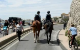 Des policiers Ă cheval en patrouille sur la route de la Corniche Ă Marseille le 23 mai 2021