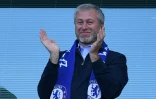 La joie du propriétaire de Chelsea, le Russe Roman Abramovich, lors de la remise du titre de champion de Premier League, le 21 mai 2017 à Londres, après le match contre Sunderland