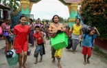 Des habitants viennent se mettre à l'abri dans un monastère, à Sittwe, en Birmanie, à la veille de l'arrivée du cyclone Mocha, le 12 mai 2023