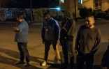 Le député mexicain Pedro Carrizales (droite) discute avec les membres d'un gang dans un quartier populaire de San Luis Potosí, le 21 août 2018