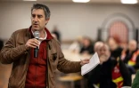Le député de gauche de la Somme François Ruffin devant des salariés de la "Fonderie de Bretagne", à Caudan (Morbihan), le 8 janvier 2025
