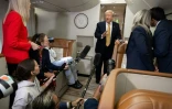Le président américain Donald Trump s'adressant aux journalistes à bord d'Air Force One, le 9 juillet 2026
