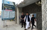 Hammad Safi, 11 ans, "coach en motivation", et ses professeurs de l'University of spoken english, le 3 avril 2016 à Peshawar, au Pakistan