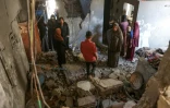 Des Palestiniens dans les décombres de la maison de la famille al-Khour détrutie par une frappe israélienne à Gaza, le 26 avril 2025