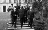 Le président Charles de Gaulle (C) visite le 17 novembre 1959 l'ENA, à Paris, avec le Premier ministre Michel Debré (D) et le juriste et homme politique René Cassin (G)