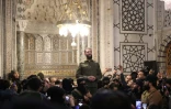 Le chef du groupe islamiste radical Tahrir al-Sham (HTS), Abou Mohammad al-Jolani, s'adresse à la foule dans la mosquée des Omeyyades à Damas, le 8 décembre 2024