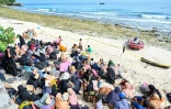 Des réfugiés rohingyas sur une plage de l'île de Sabang, dans la province d'Aceh, le 22 novembre 2023 en Indonésie