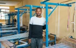 Abush Dubule dans un atelier de tissage du quartier Shiromeda à Addis Abeba, le 7 octobre 2025 en Ethiopie