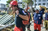 Des sauveteurs de l'ONG française Pompiers de l'urgence internationale
à Palu, sur l'île des Célèbes, le 5 octobre 2018