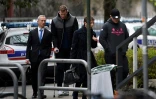 Les rugbymen irlandais Chris Farrell (2e g) et Denis Coulson (d), arrivent au commissariat de police de Grenoble pour être entendu dans le cadre d'une enquête pour viol, le 21 mars 2017