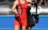 La Roumaine Simona Halep salue les supporteurs après sa victoire face à la Tchèque Karolina Pliskova en quarts de finale de l'Open d'Australie, le 24 janvier 2018 à Melbourne 