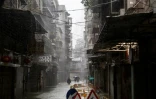 Des habitants marchent dans une rue de Macao qui s'apprête à être touché par le typhon Mangkhut, le 16 septembre 2018.