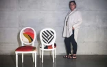 India Mahdavi pose à côté de ses chaises à l'occasion du Fuorisalone 2021 au Palazzo Citterio, le 4 septembre 2021 à Milan 