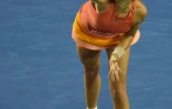 L'Espagnole Garbine Muguruza, éliminée par Barbora Strycova, au service face à la Tchèque à l'Open d'Australie, le 23 janvier 2016 à Melbourne