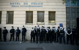 Des policiers sont rassemblés le 26 avril 2021 devant un commissariat à Paris pour rendre hommage à leur collègue tuée à Rambouillet