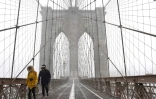 Des passants bravent le froid sur le pont de Brooklyn Ă New York, jeudi 4 janvier