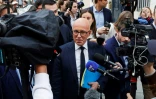 Le président des Républicains (LR) Eric Ciotti (c), entouré par la presse, quitte le siège du parti, le 13 juin 2024 à Paris